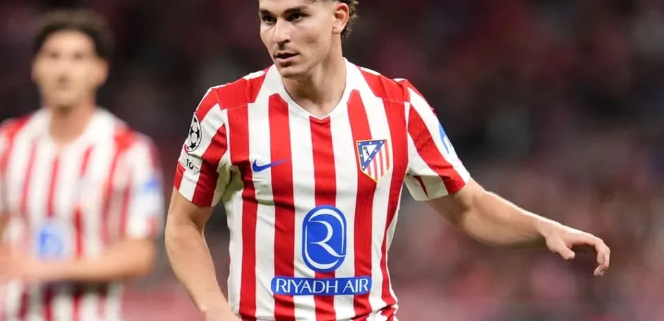 Futbolchi Atletico Madrid formasida maydonda harakatda