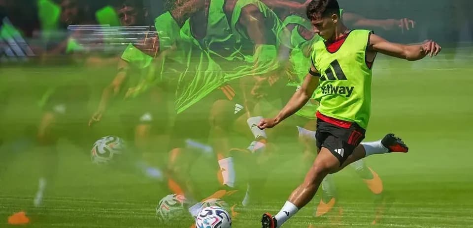 Futbolchi to'pni zarba berayotgan mashg'ulotda