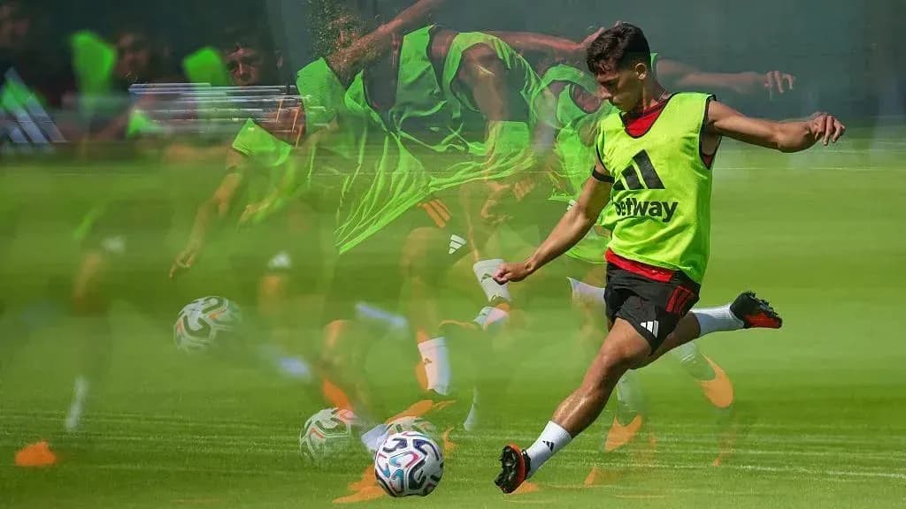 Futbolchi to'pni zarba berayotgan mashg'ulotda