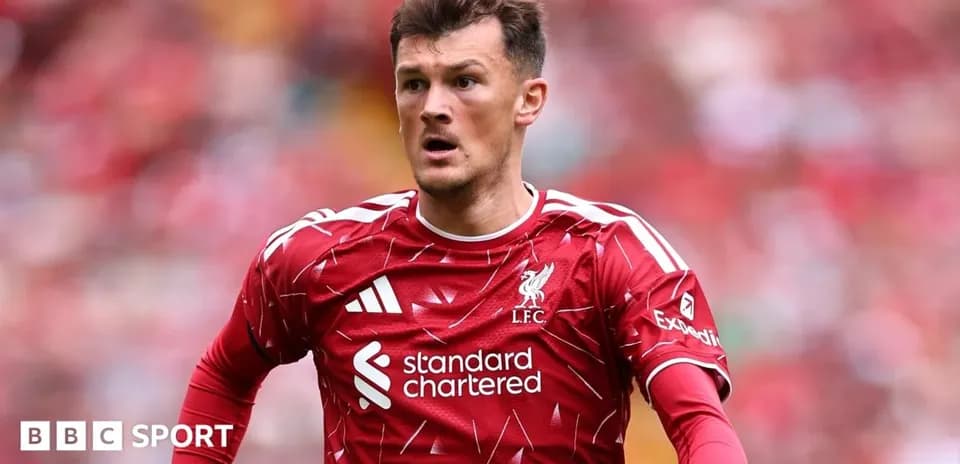 Futbolchi Liverpool formasi bilan maydonda harakatda