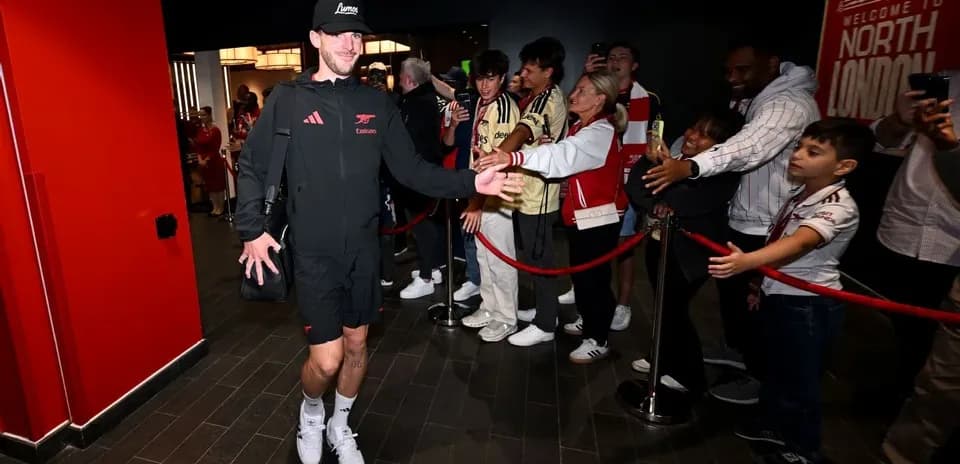 Futbolchi muxlislar bilan uchrashmoqda, Arsenal formasida