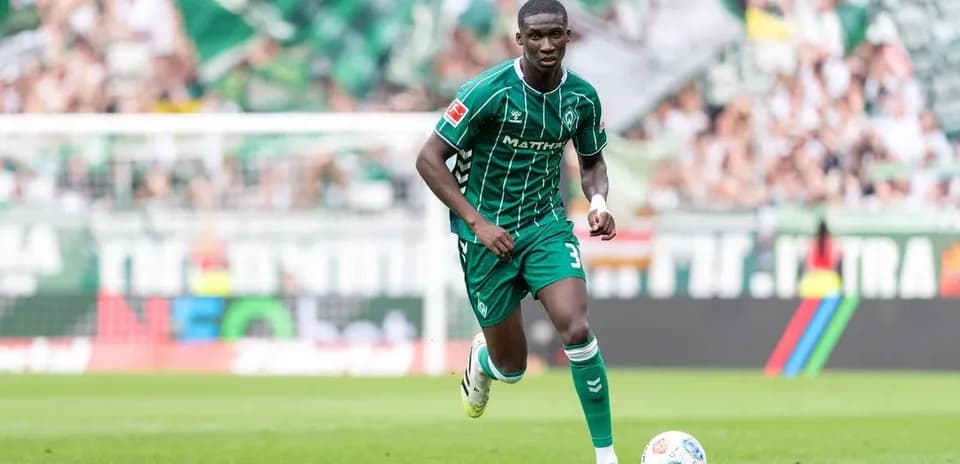 Futbolchi to'pni olib borayotgan payt