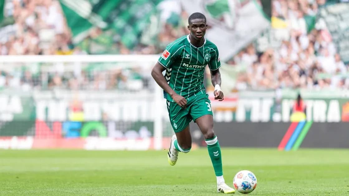 Futbolchi to'pni olib borayotgan payt