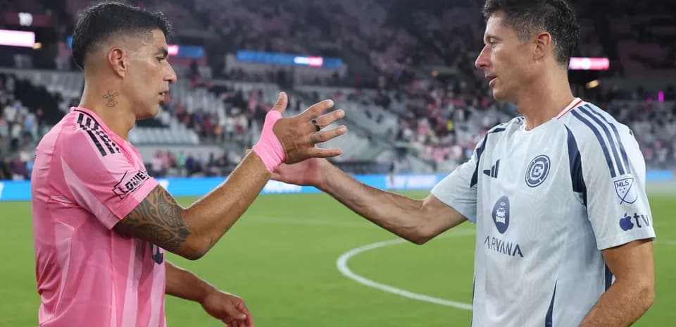 Ikkita futbolchi o'zaro qo'l siqmoqda
