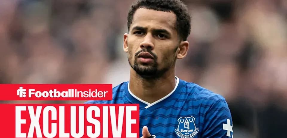 Futbolchi Everton formasida maydonga chiqmoqda