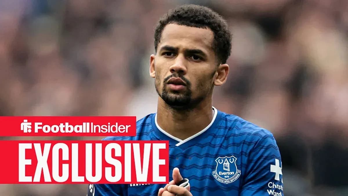 Futbolchi Everton formasida maydonga chiqmoqda