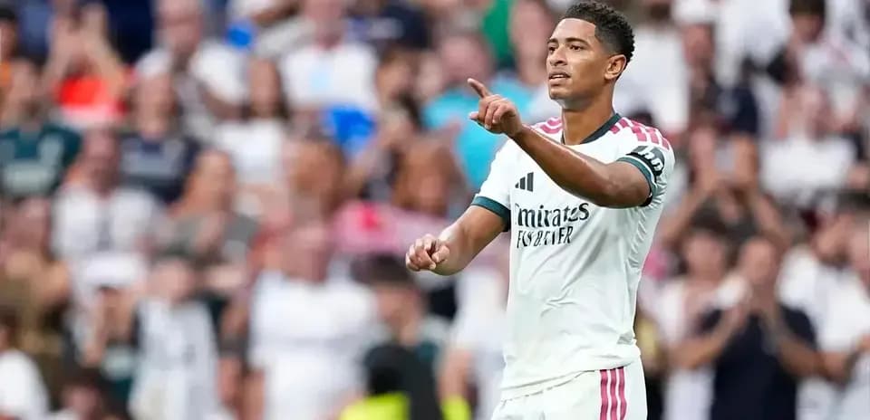 Futbolchi maydonda jamoaga ko'rsatma berayotgan