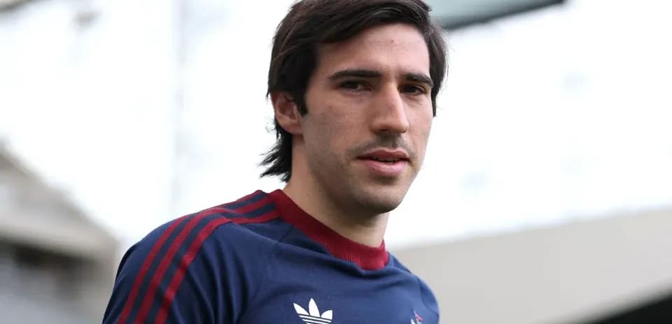 Futbolchi kiyimida maydonda turgan o'yinchi