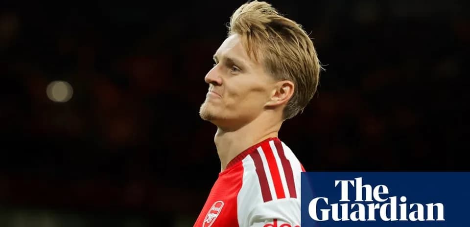 Futbolchi Arsenal formasida maydonda turibdi