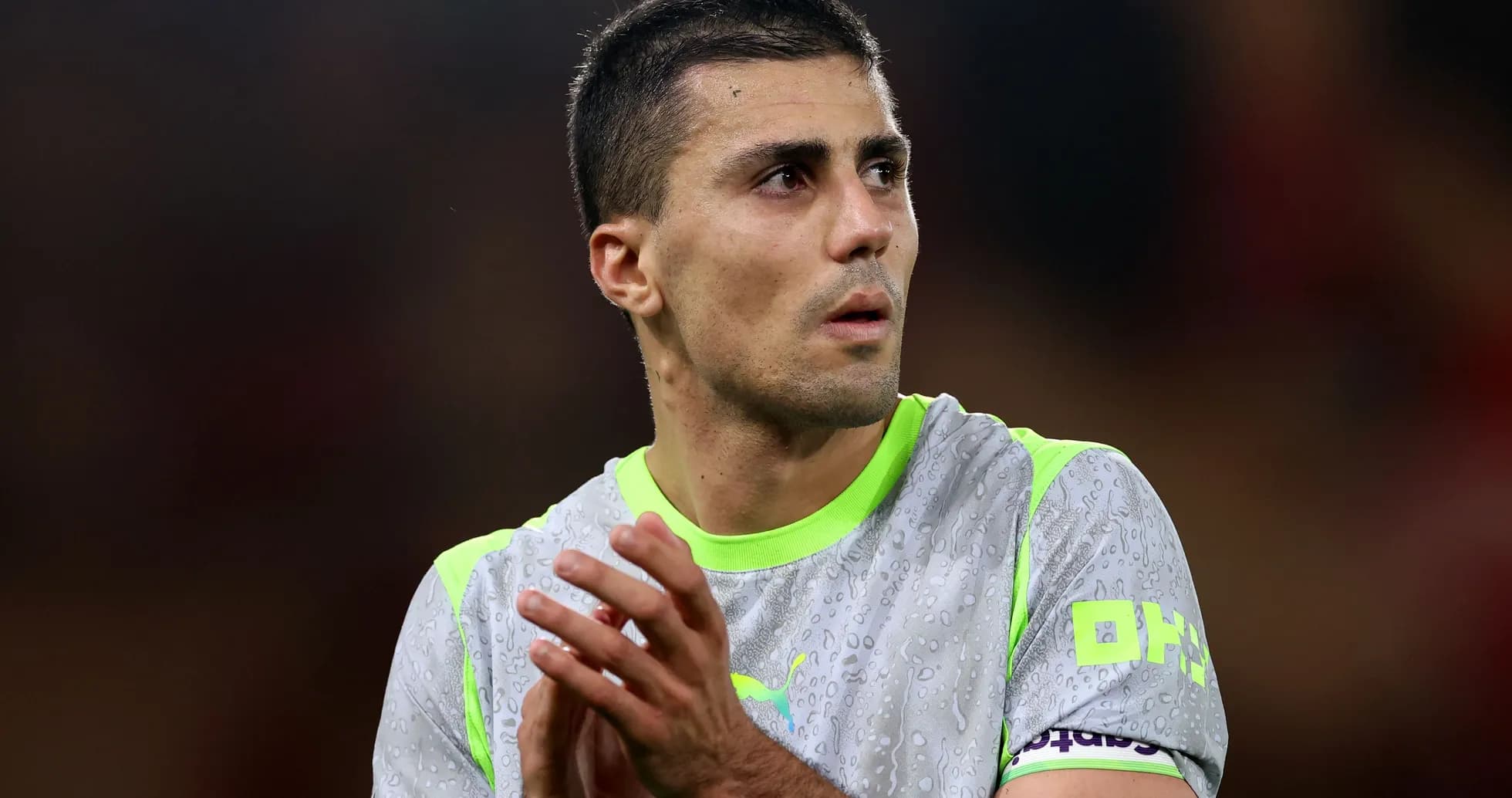 Futbolchi maydonda qo'lini chalmoqda