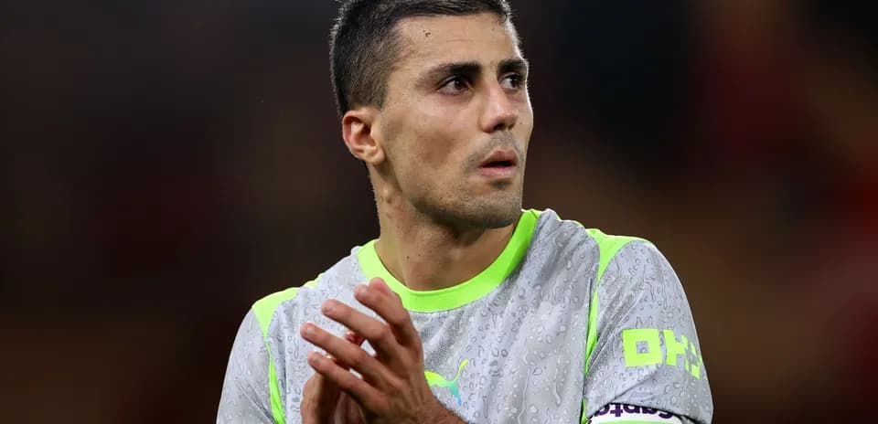 Futbolchi maydonda qo'lini chalmoqda