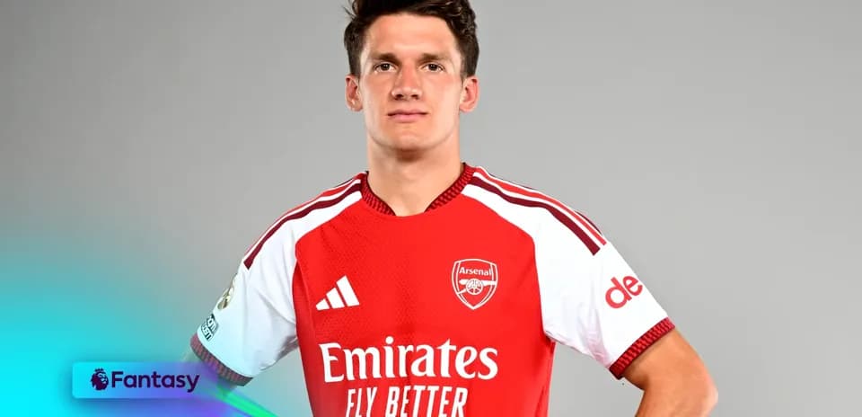 Futbolchi Arsenal formasida poz berayotgan
