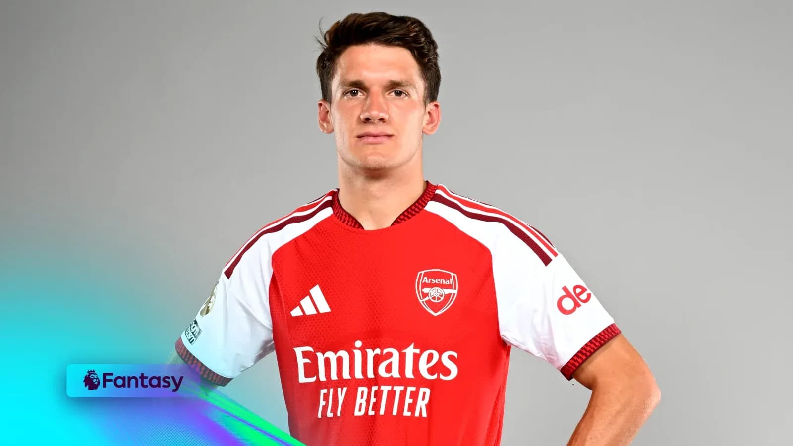 Futbolchi Arsenal formasida poz berayotgan