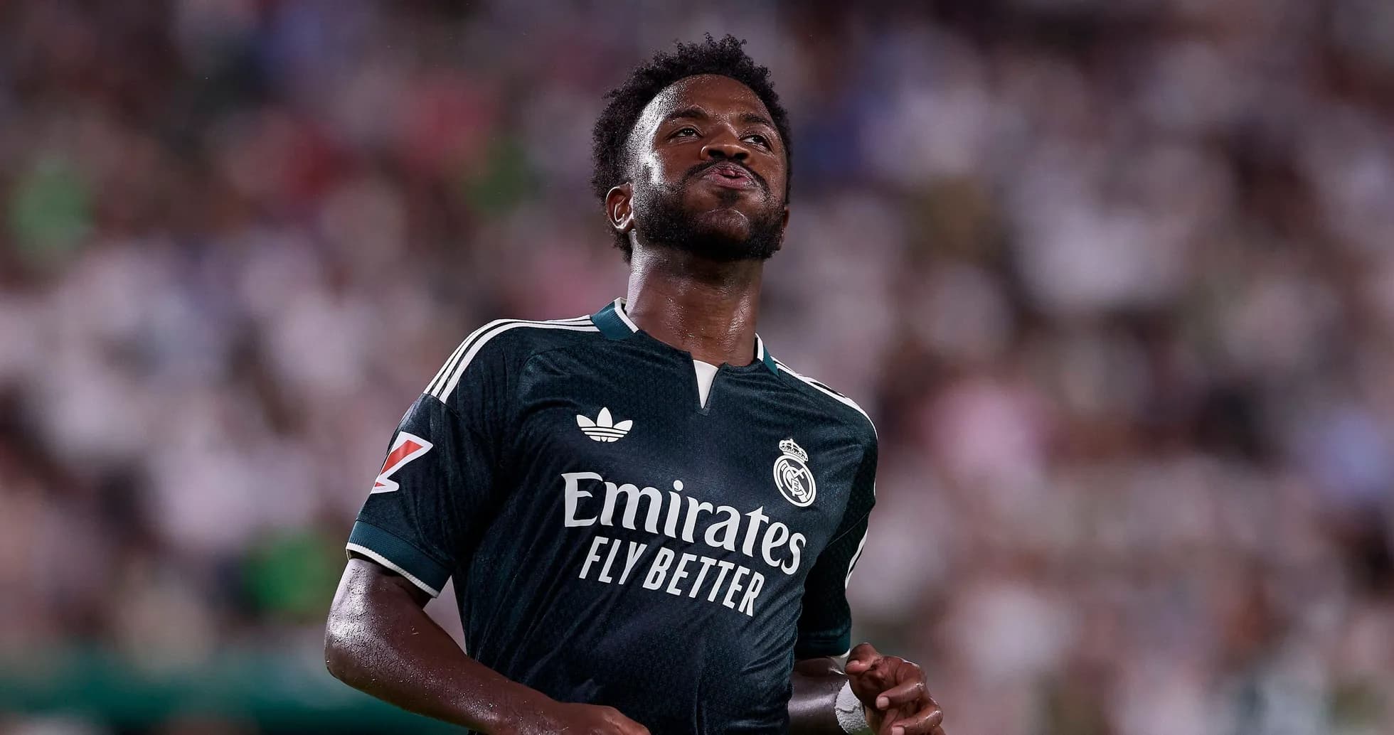Futbolchi Real Madrid formasida maydonda