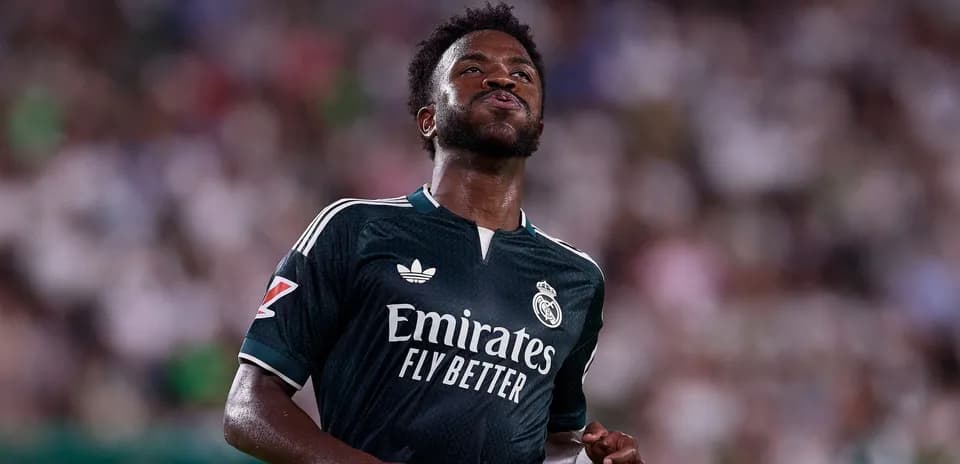 Futbolchi Real Madrid formasida maydonda