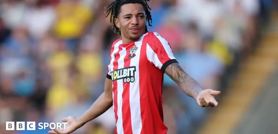 Futbolchi maydonda raqobatlashayotgan holatda