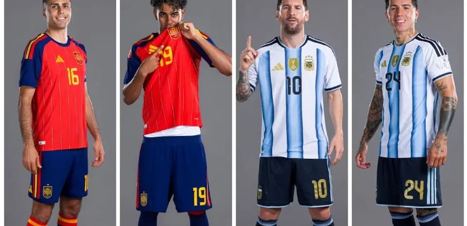 Futbolchilar Ispaniya va Argentina formalarida