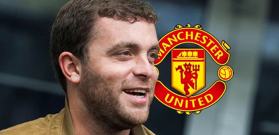 Shaxsiyati ko'rinadigan Manchester United logosi fonida