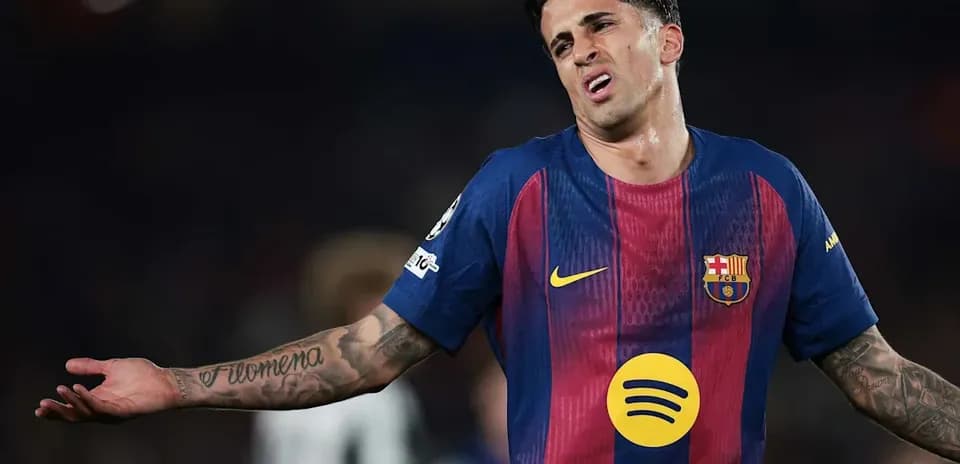 Futbolchi maydonda qo'llarini ochib turmoqda