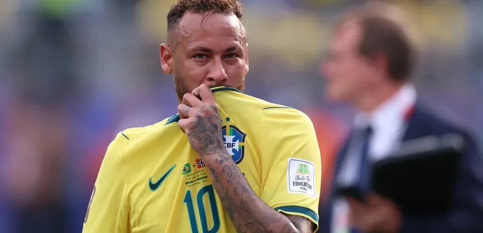 Futbolchi Neymar o'z formasini ushlab turibdi
