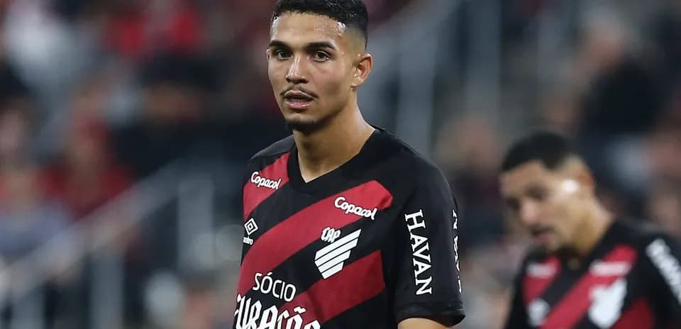 Futbolchi o'yinchi maydonda qarab turibdi