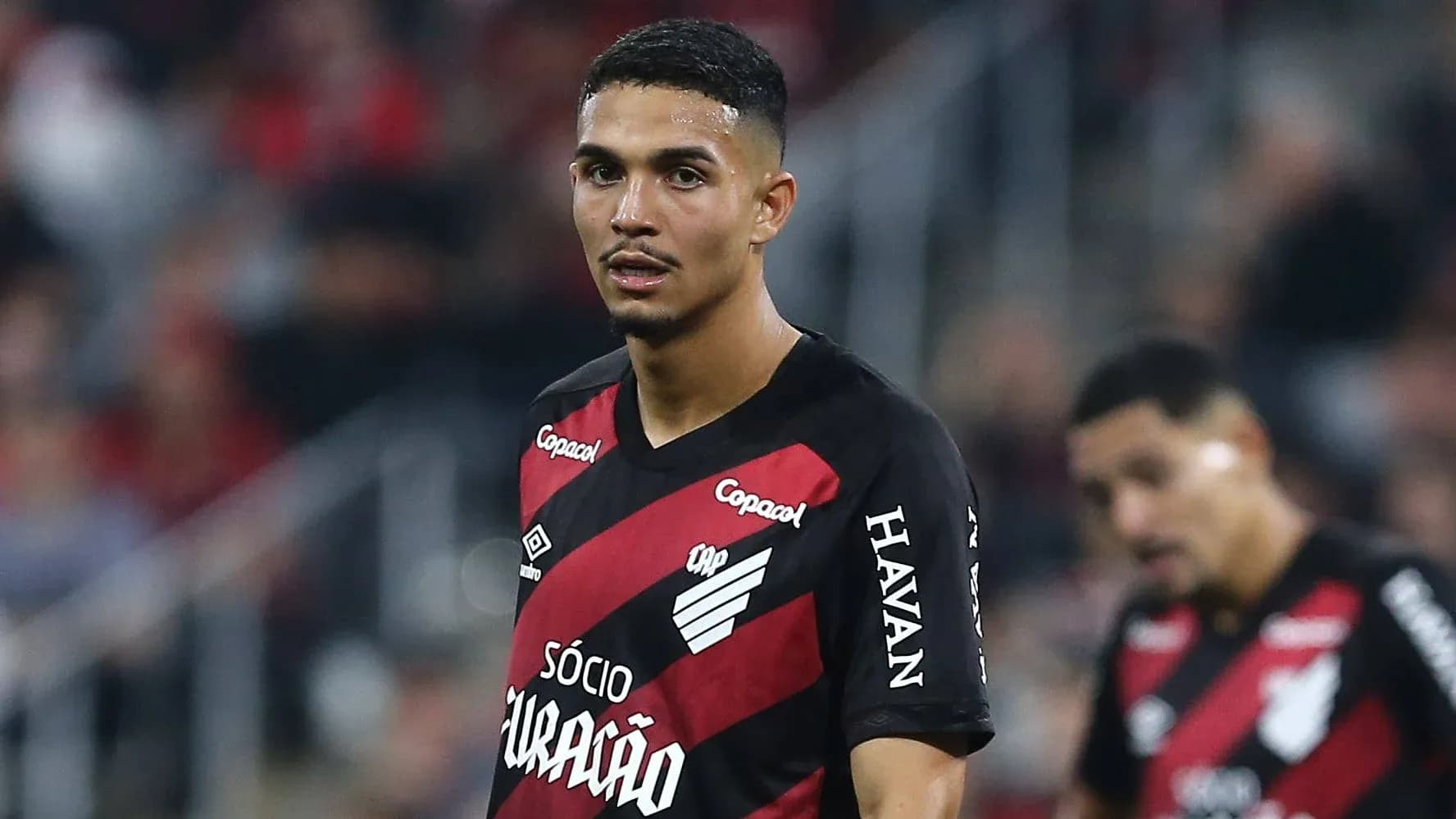Futbolchi o'yinchi maydonda qarab turibdi