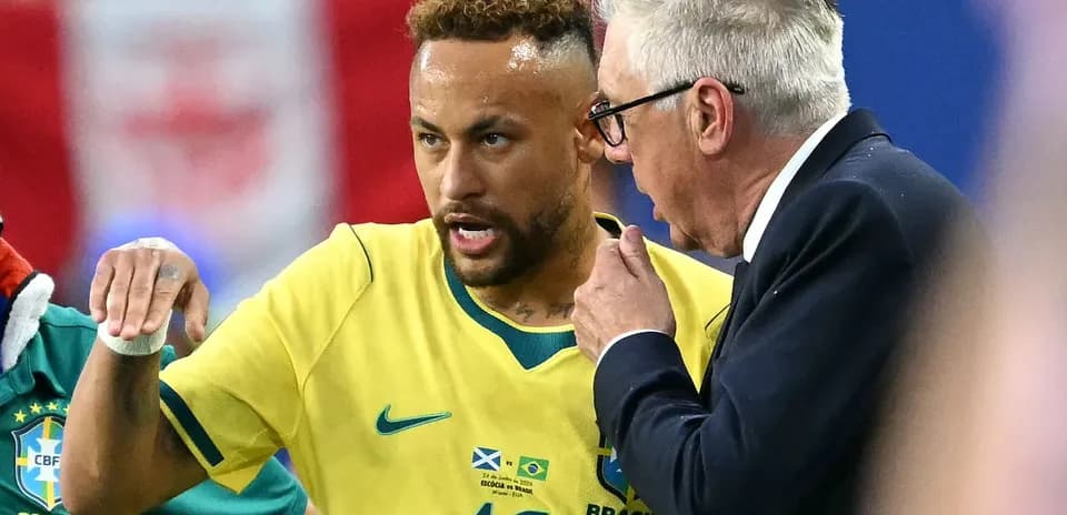 Neymar discussing with coach during match break