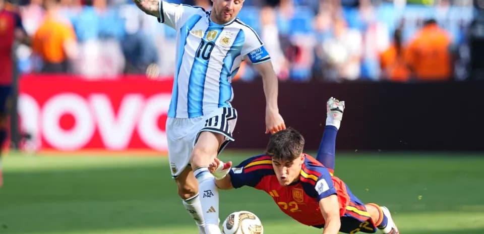 Lionel Messi evading a Spanish player on field