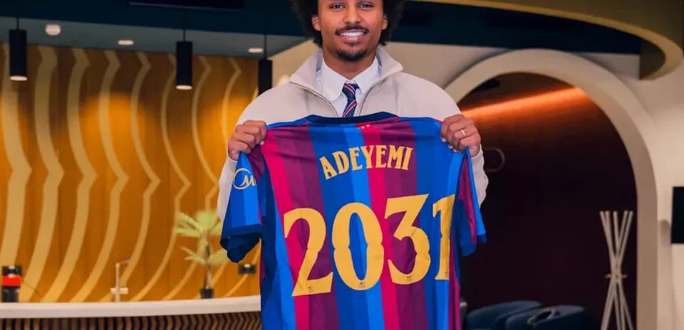 Yoshigacha shirtini tutgan futbolchi