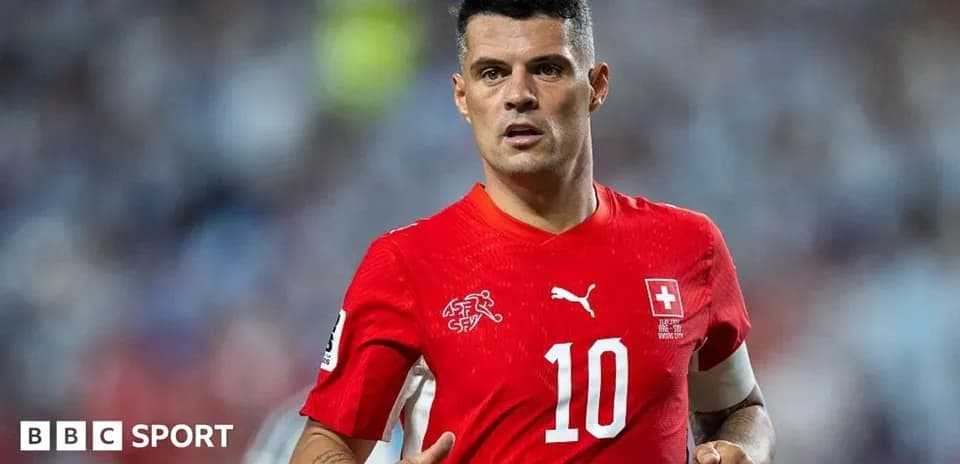 Futbolchi maydonda qizil forma kiygan