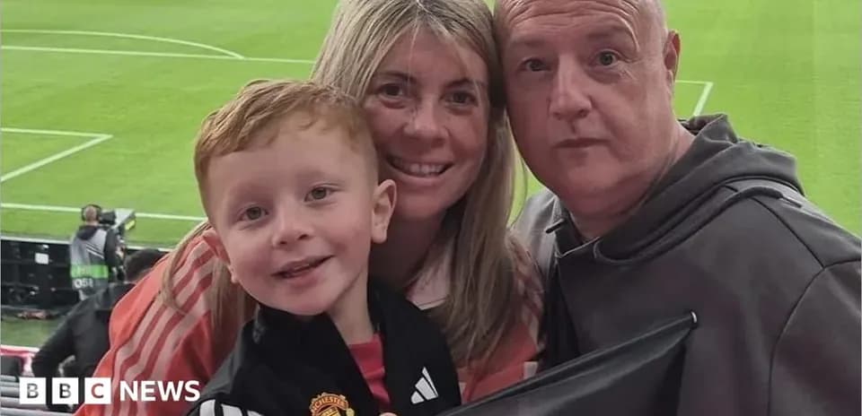 Oila futbol stadionida selfie suratga olishmoqda