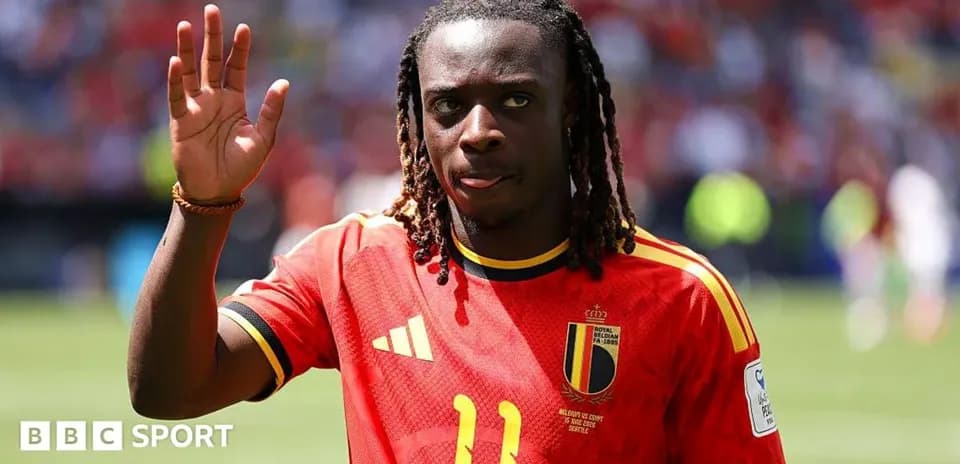 Futbolchi Belgiya terma jamoasi formasida qo'l silkitmoqda
