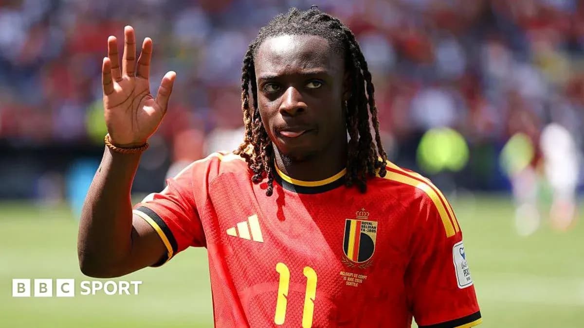 Futbolchi Belgiya terma jamoasi formasida qo'l silkitmoqda
