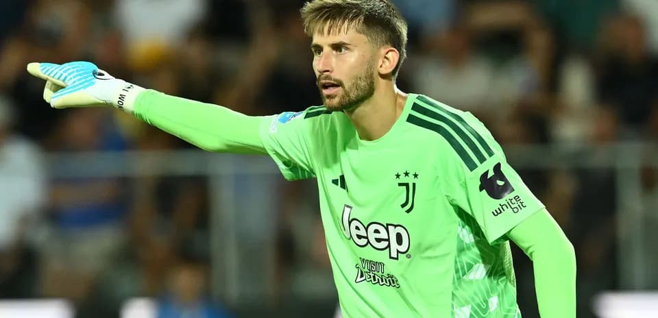 Juve goalkeeper directing play during match