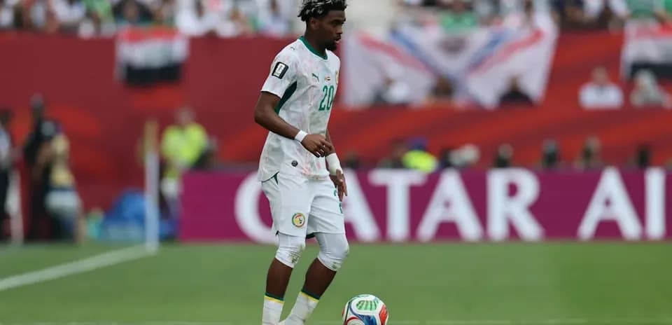 Futbolchi to'pni ushlayotgani stadion maydonida