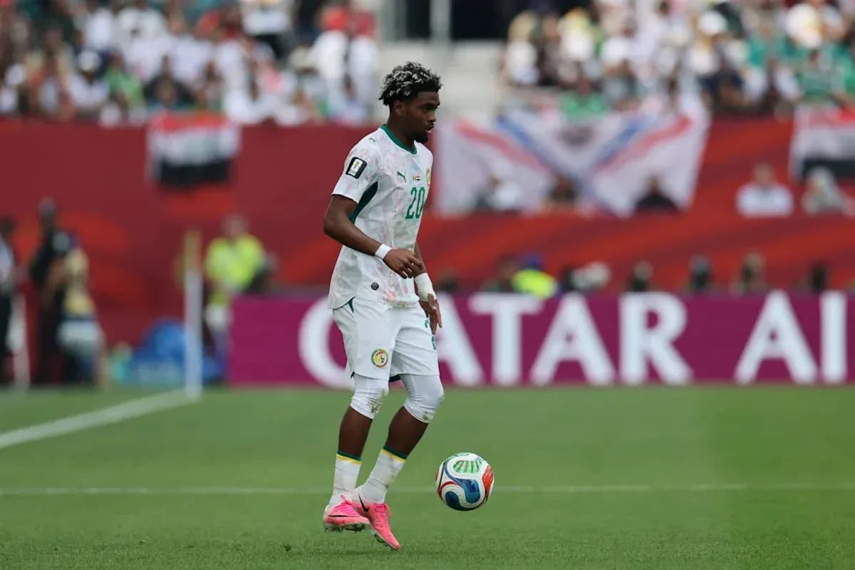 Futbolchi to'pni ushlayotgani stadion maydonida