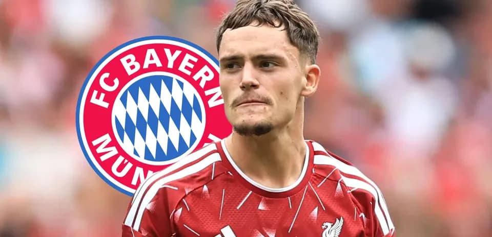 Futbolchi Liverpool formasida, Bayern emblemasi bilan fon