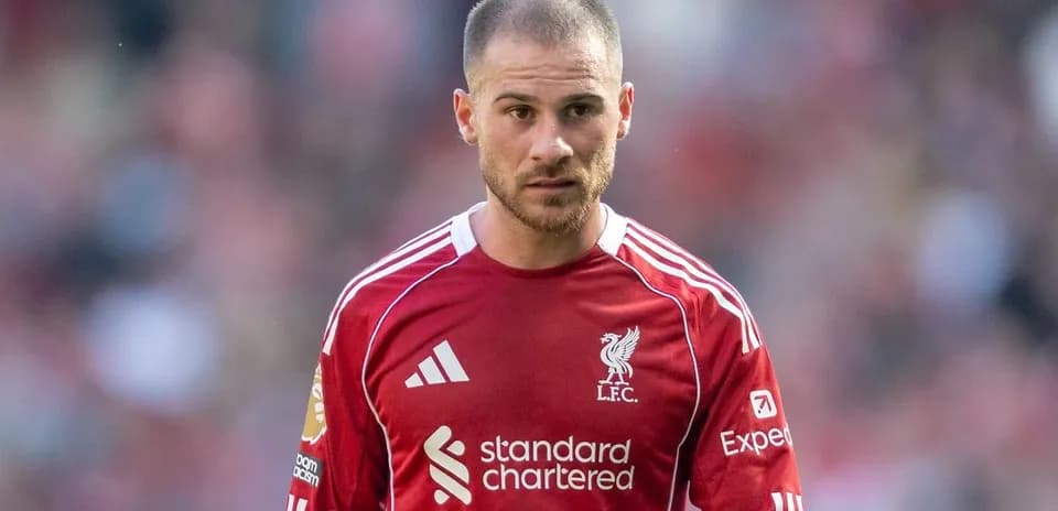 Futbolchi Liverpool formasida maydonda turibdi