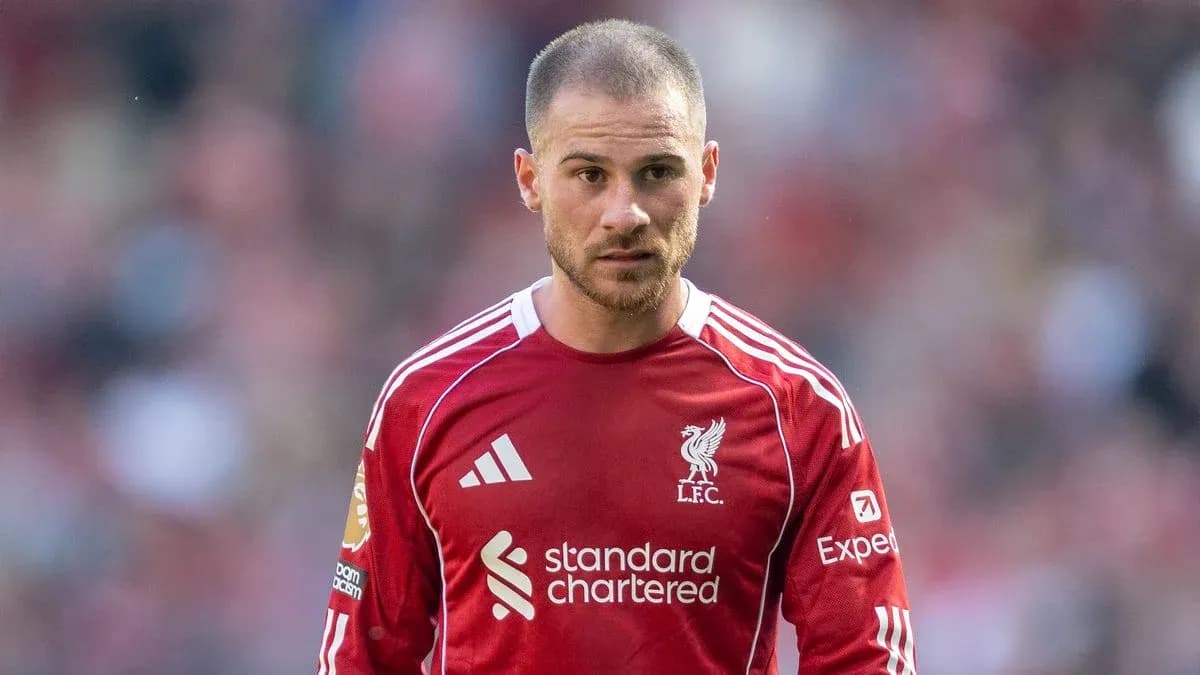Futbolchi Liverpool formasida maydonda turibdi