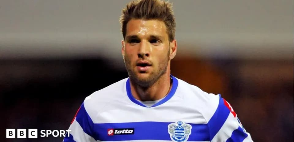 Futbolchi QPR formasida o'yin paytida