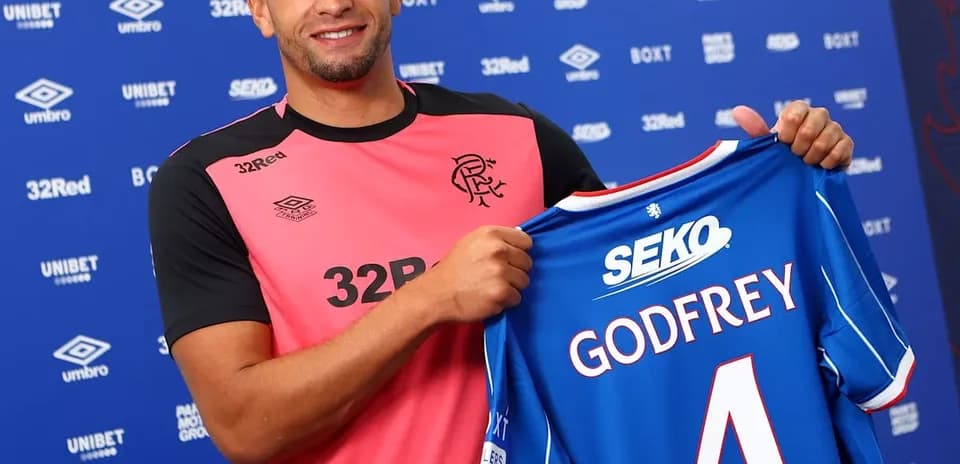 Futbolchi Godfrey yangi forma bilan tanishtirilmoqda