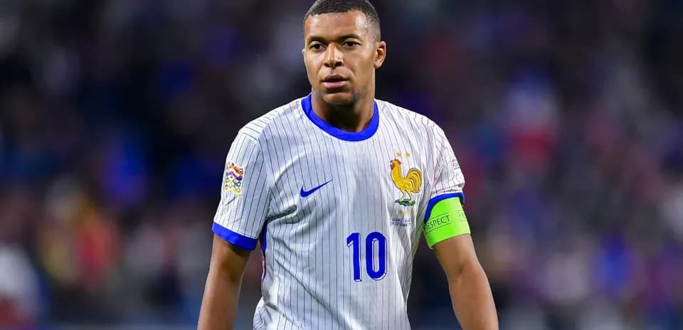 Futbolchi maydonda harakatda, Frantsiya formasi kiygan