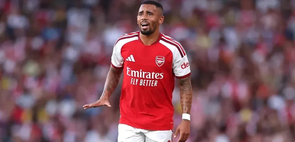 Futbolchi Arsenal formasi bilan maydonda harakatda