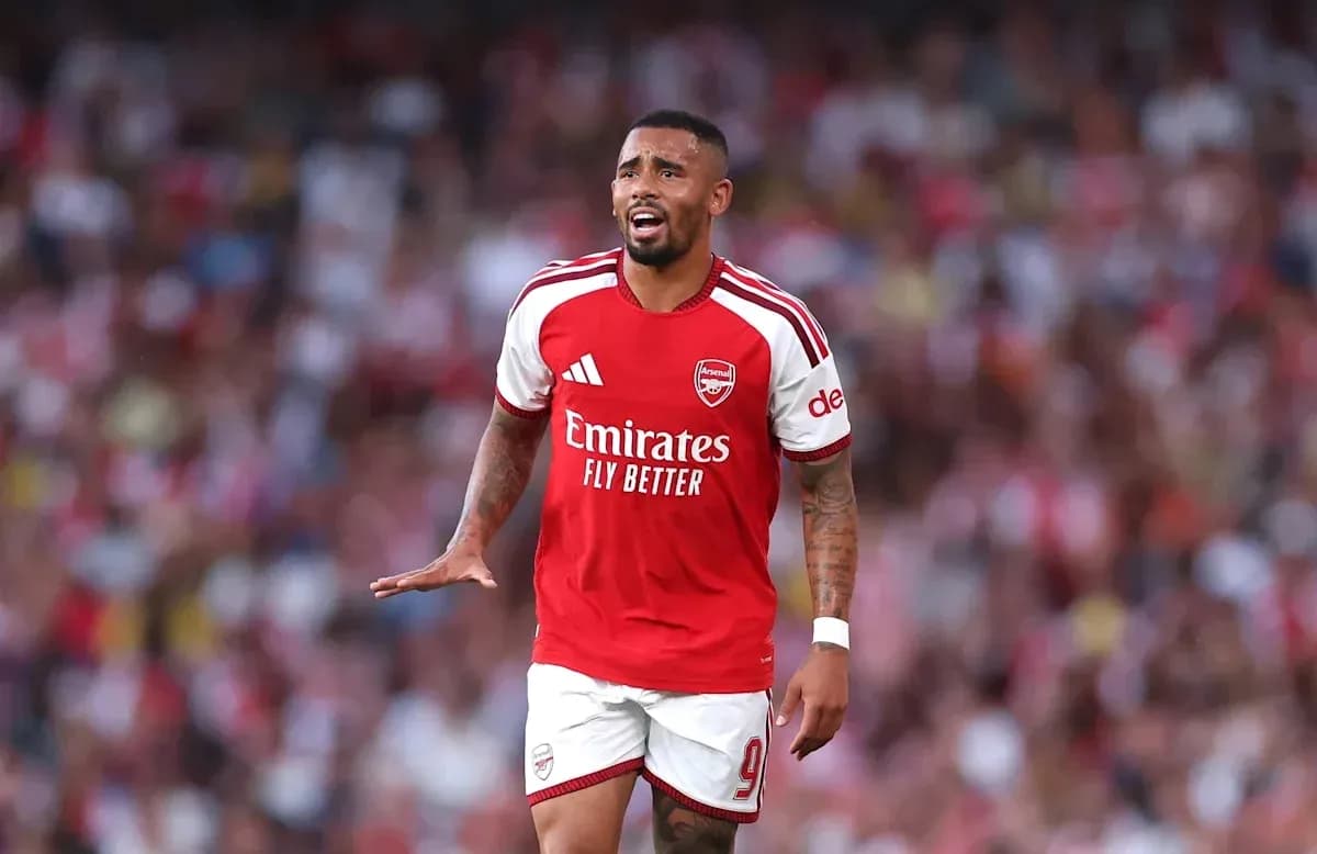 Futbolchi Arsenal formasi bilan maydonda harakatda