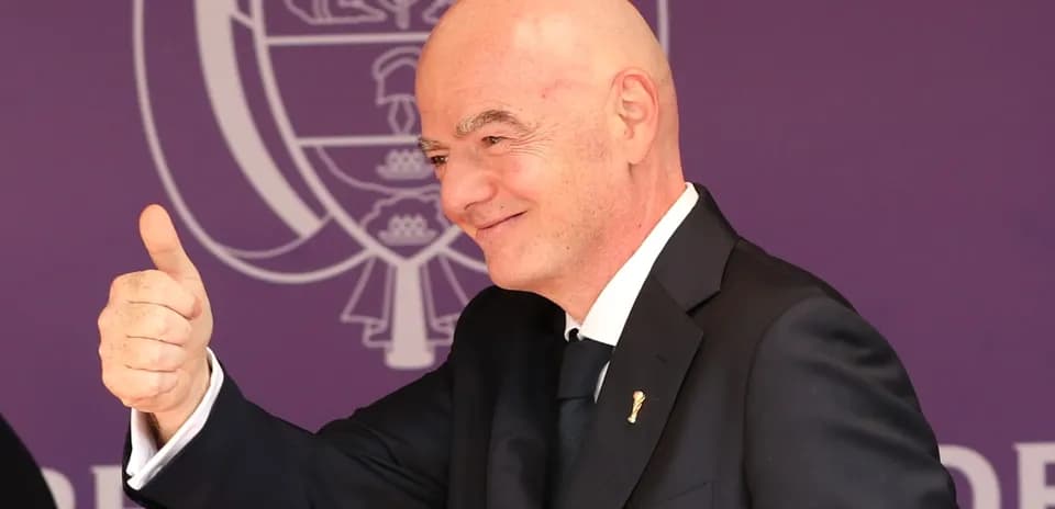 Kishi ko'tarib turgan erkak kostyumda
