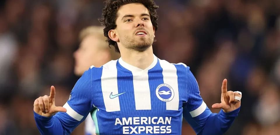 Futbolchi Brighton formasi bilan maydonda nishonlayapti
