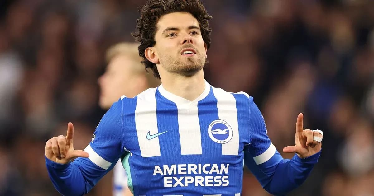 Futbolchi Brighton formasi bilan maydonda nishonlayapti