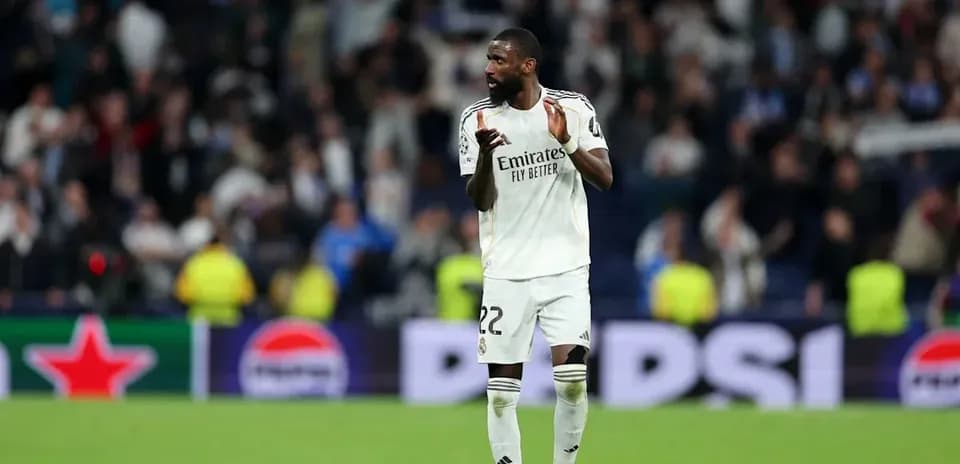 Futbolchi maydonda muxlislar oldida raqobat qiladi