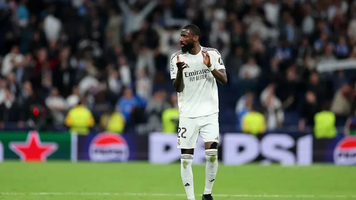 Futbolchi maydonda muxlislar oldida raqobat qiladi