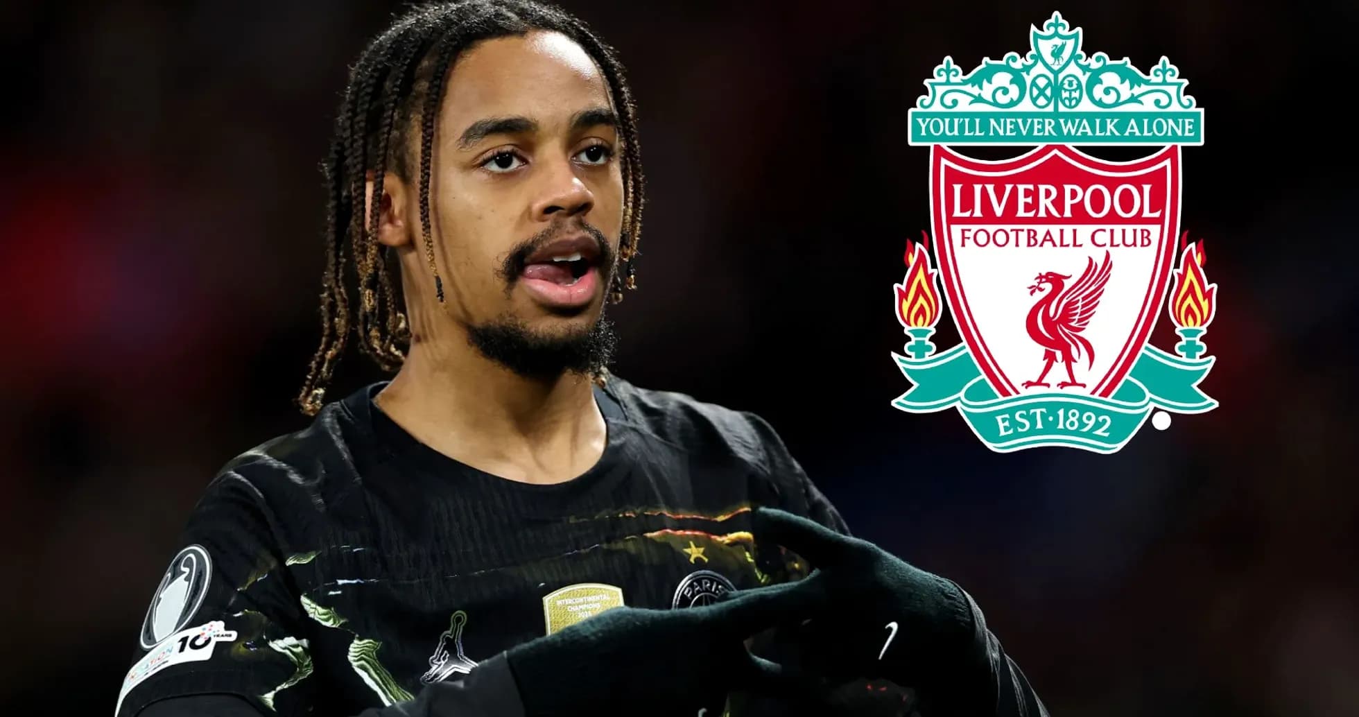 Futbolchi Liverpool logosi bilan maydonda